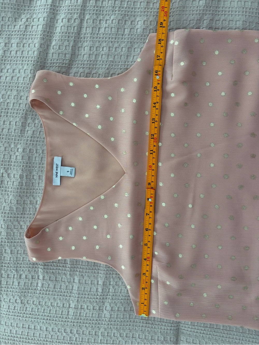 Nine West Sleeveless V-Neck Blush Pink Blouse Metallic Gold Polka Dots Sz S - Picture 6 of 8